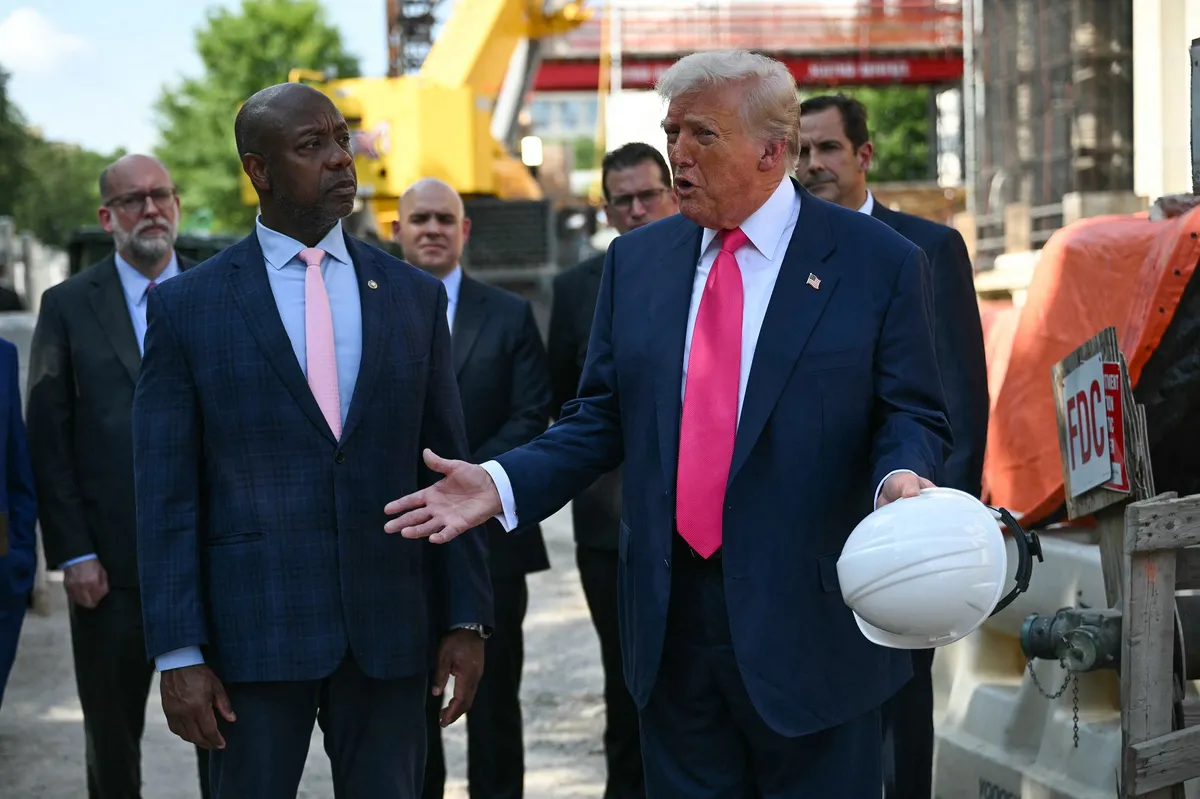Tổng thống Trump và Chủ tịch FED Powell tranh luận ngay giữa công trường- Ảnh 2. Tổng thống Trump và Chủ tịch FED Powell tranh luận ngay giữa công trường- Ảnh 2.