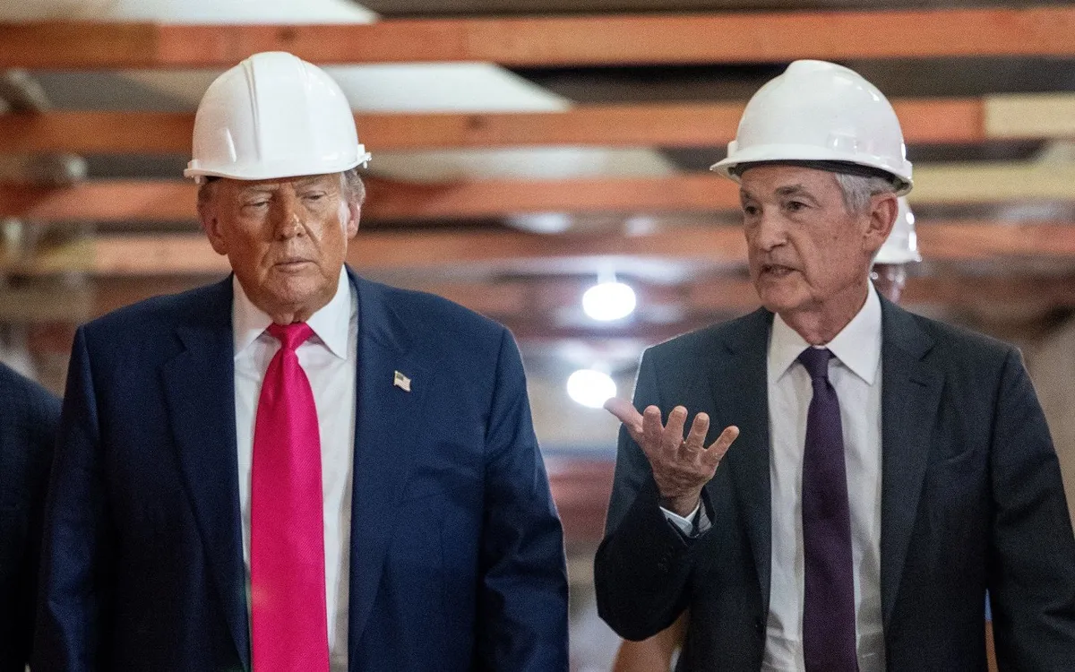 Chủ tịch FED Powell trao đổi với Tổng thống Trump tại công trường, ngày 24/7/2025. (Ảnh: AFP) Chủ tịch FED Powell trao đổi với Tổng thống Trump tại công trường, ngày 24/7/2025. (Ảnh: AFP)