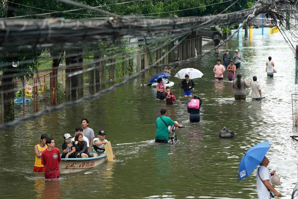 Mưa bão gây lũ lụt nghiêm trọng tại Trung Quốc và Philippines, hàng chục nghìn người phải sơ tán.- Ảnh 1.