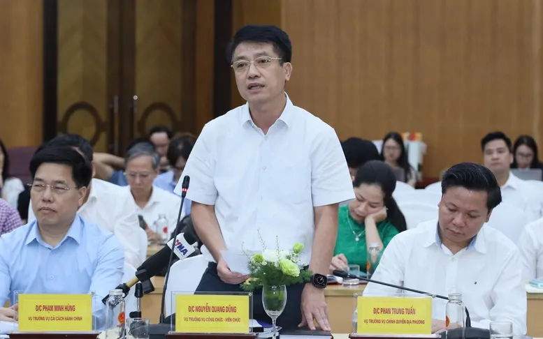 Ông Nguyễn Quang Dũng, Vụ trưởng Vụ Công chức - Viên chức (Bộ Nội vụ) giải đáp, làm rõ các vấn đề tại Hội nghị