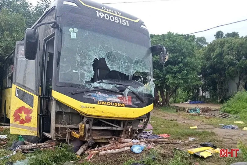 Lật xe khách giường nằm ở Hà Tĩnh, 9 người tử vong - Ảnh 1.