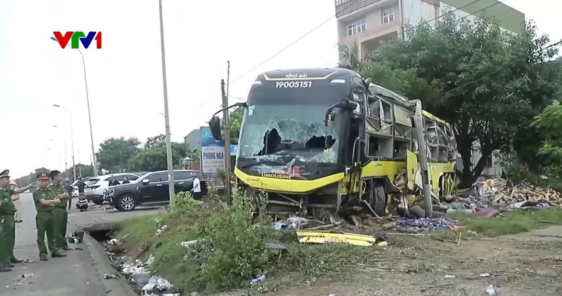Đã có 10 người tử vong trong vụ lật xe khách tại Hà Tĩnh - Ảnh 1.