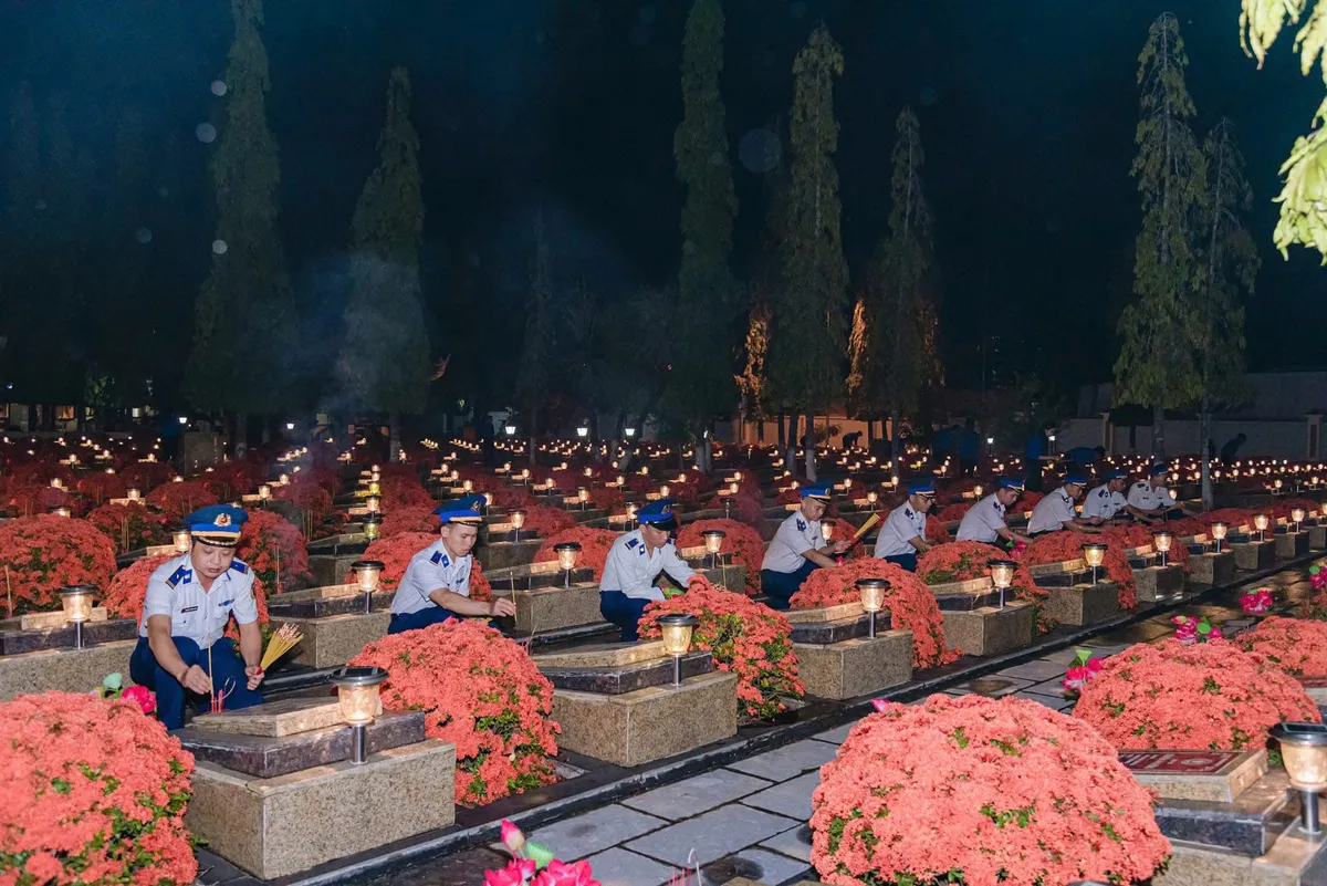 TP Hồ Chí Minh thắp nến tri ân các anh hùng liệt sĩ- Ảnh 5. TP Hồ Chí Minh thắp nến tri ân các anh hùng liệt sĩ- Ảnh 5.