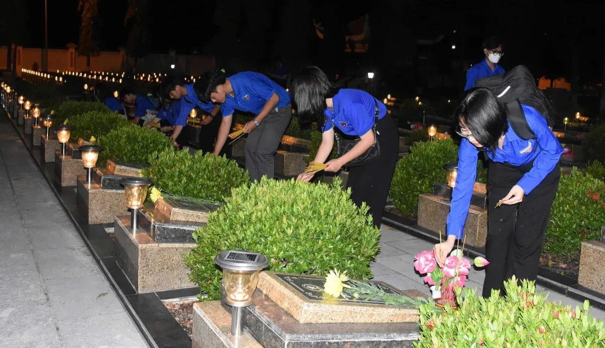 TP Hồ Chí Minh thắp nến tri ân các anh hùng liệt sĩ- Ảnh 6. TP Hồ Chí Minh thắp nến tri ân các anh hùng liệt sĩ- Ảnh 6.