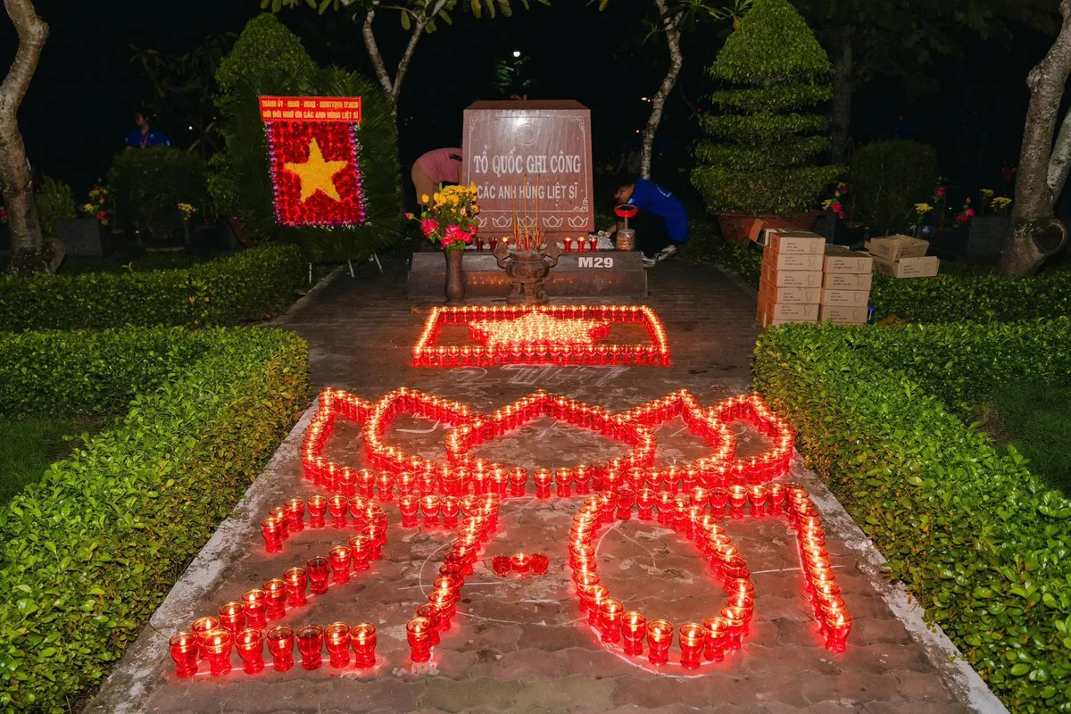 TP Hồ Chí Minh thắp nến tri ân các anh hùng liệt sĩ- Ảnh 4. TP Hồ Chí Minh thắp nến tri ân các anh hùng liệt sĩ- Ảnh 4.