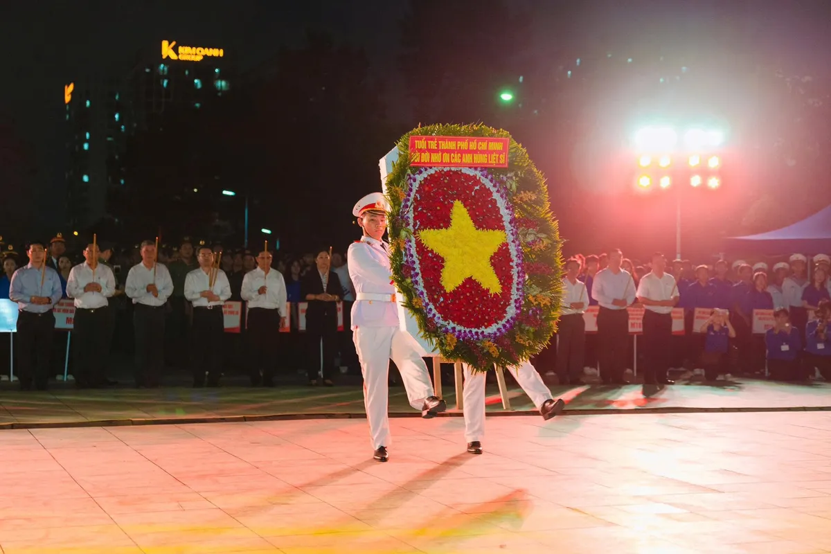 TP Hồ Chí Minh thắp nến tri ân các anh hùng liệt sĩ- Ảnh 1. TP Hồ Chí Minh thắp nến tri ân các anh hùng liệt sĩ- Ảnh 1.