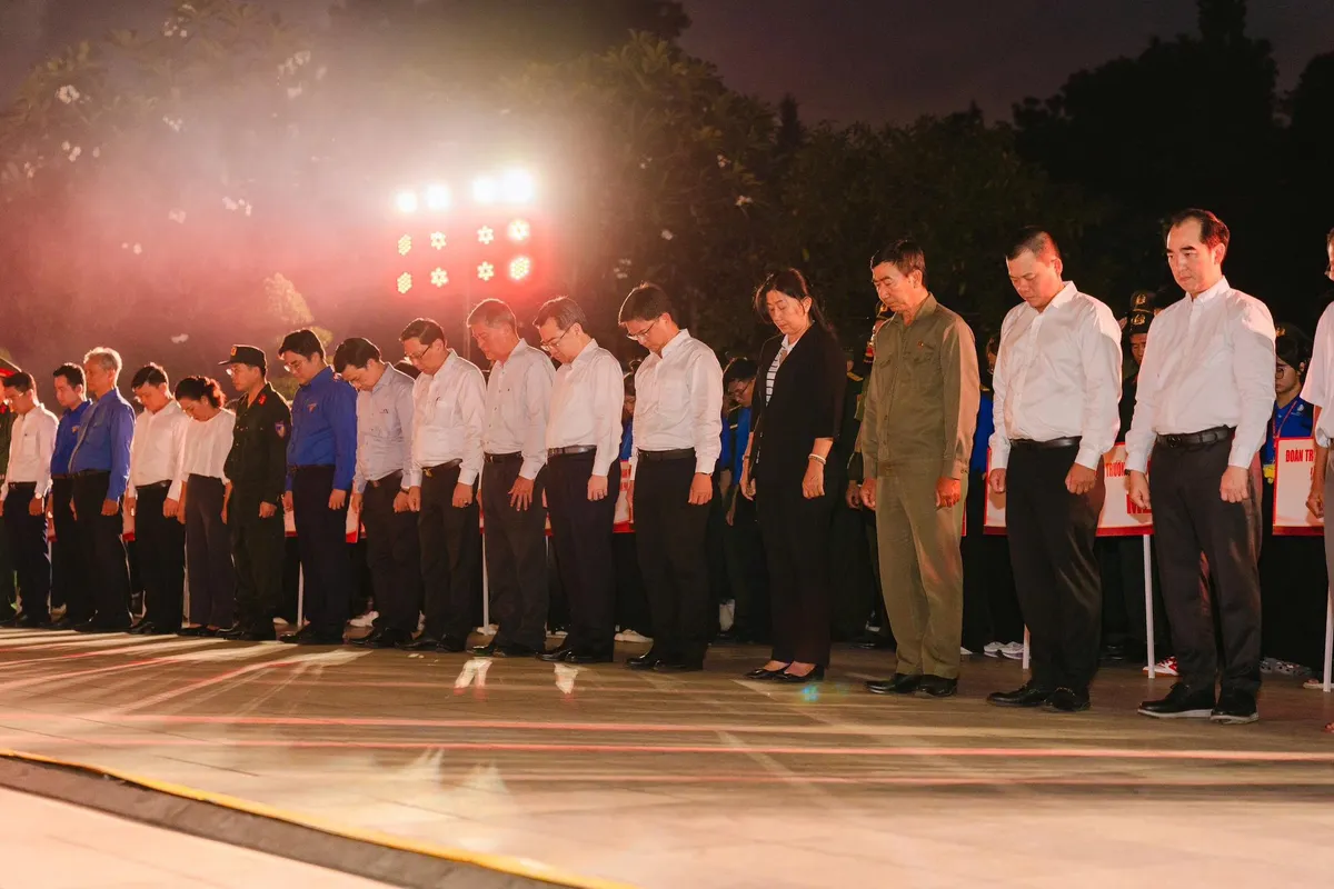 TP Hồ Chí Minh thắp nến tri ân các anh hùng liệt sĩ- Ảnh 2. TP Hồ Chí Minh thắp nến tri ân các anh hùng liệt sĩ- Ảnh 2.