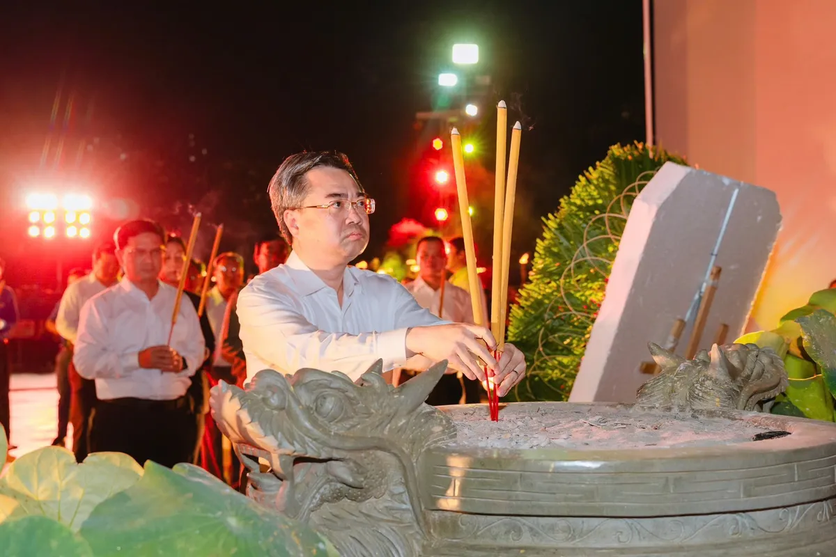 TP Hồ Chí Minh thắp nến tri ân các anh hùng liệt sĩ- Ảnh 3. TP Hồ Chí Minh thắp nến tri ân các anh hùng liệt sĩ- Ảnh 3.