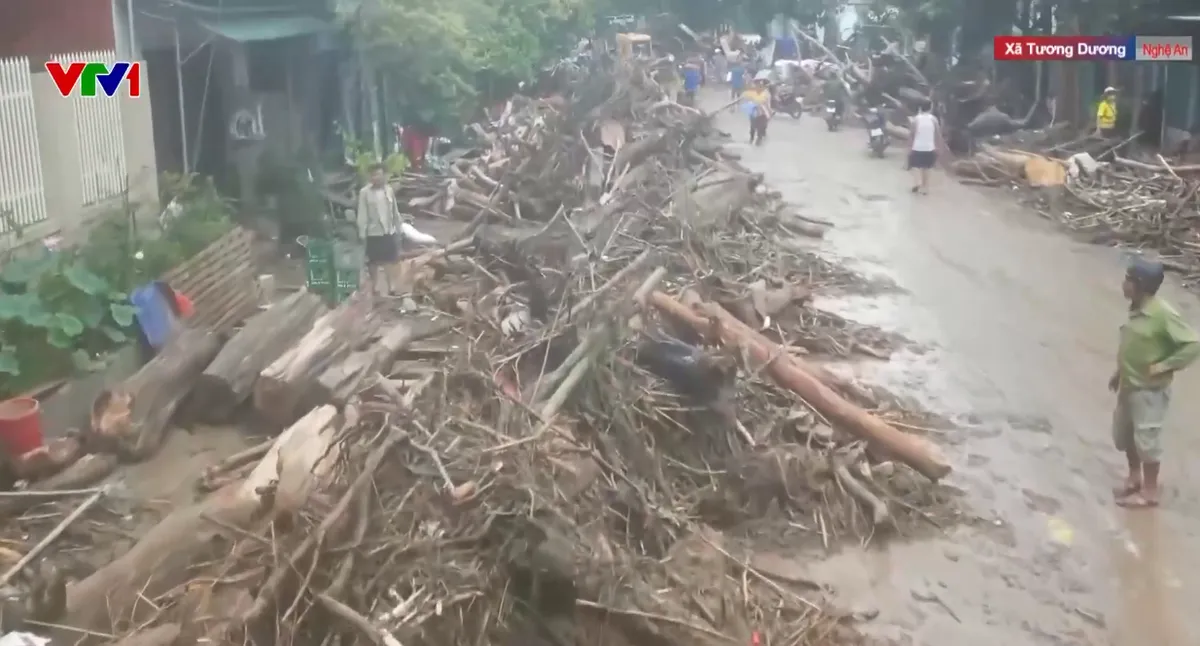 Nghệ An: 4 người chết, 1 người mất tích, 110 điểm giao thông bị sạt lở do mưa lũ - Ảnh 1.