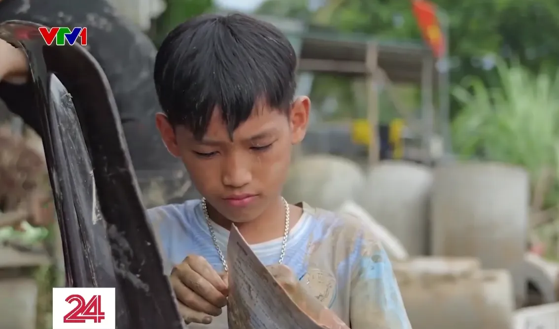 Nghệ An: Lũ cuốn trôi sách vở của học sinh, nhiều công trình trường học chìm trong bùn đất - Ảnh 1.