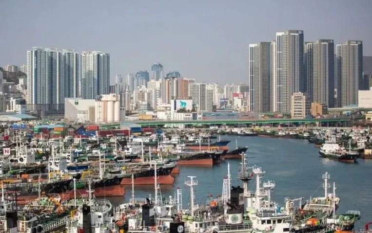 Quang cảnh cảng hàng hóa ở Busan (Hàn Quốc). Ảnh: THX Quang cảnh cảng hàng hóa ở Busan (Hàn Quốc). Ảnh: THX