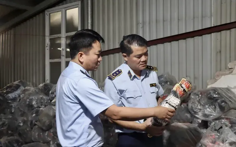 Lực lượng chức năng tiến hành kiểm tra và phát hiện lượng lớn tất giả của một số nhãn hiệu nổi tiếng tại xã La Phù, huyện Hoài Đức. Lực lượng chức năng tiến hành kiểm tra và phát hiện lượng lớn tất giả của một số nhãn hiệu nổi tiếng tại xã La Phù, huyện Hoài Đức.