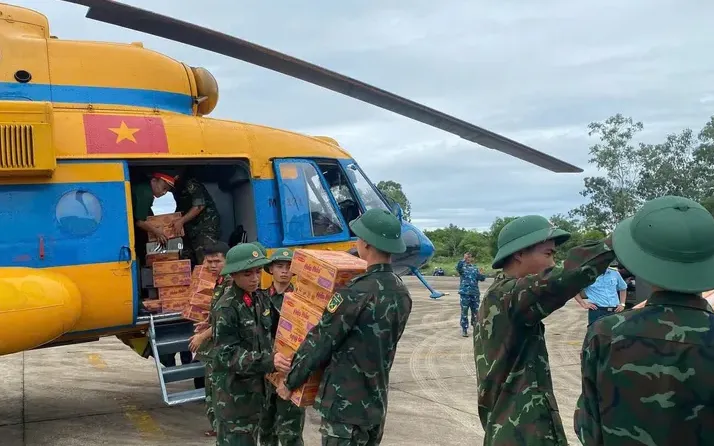 Trực thăng vận chuyển hàng hóa như lương thực, nước uống, nhu yếu phẩm vào tiếp tế cho người dân các bản: Chắn, Mác, Lau, Nhẵn... thuộc xã Tương Dương, Nghệ An. (Ảnh: Văn Lang - Hoàng Anh) Trực thăng vận chuyển hàng hóa như lương thực, nước uống, nhu yếu phẩm vào tiếp tế cho người dân các bản: Chắn, Mác, Lau, Nhẵn... thuộc xã Tương Dương, Nghệ An. (Ảnh: Văn Lang - Hoàng Anh)