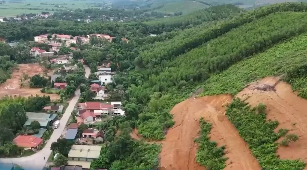 Sống gần chân đồi, bờ đê, nhiều người dân Thanh Hóa thấp thỏm lo sạt lở - Ảnh 1.