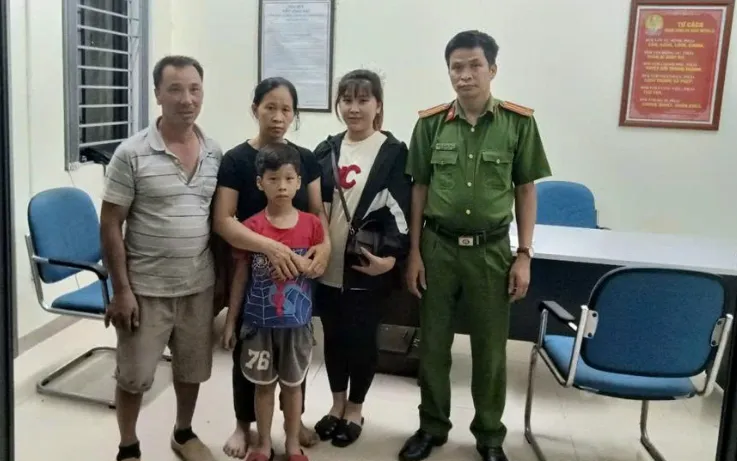 Gia đình đến đón cháu bé tại trụ sở Công an xã Thuận An