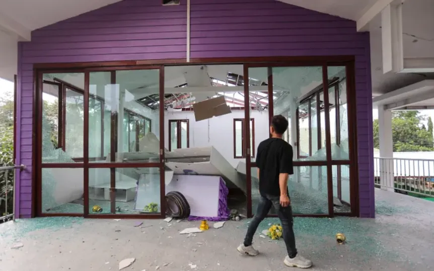 Người dân Thái Lan quan sát bệnh viện bị hư hại sau vụ pháo kích từ Campuchia ở tỉnh Surin, ngày 24/7/2025. (Ảnh: AP)