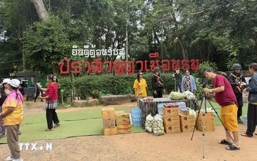 Người dân Thái Lan mang thực phẩm, nước uống đến ủng hộ binh sỹ Thái Lan tại khu vực Đền Ta Muen Thom (Ảnh: TTXVN)