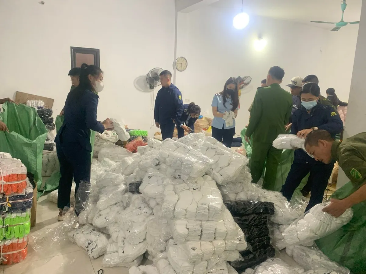 Xóa sổ hàng giả ở Hà Nội: Quyết liệt từ chợ đến sàn - Ảnh 2.