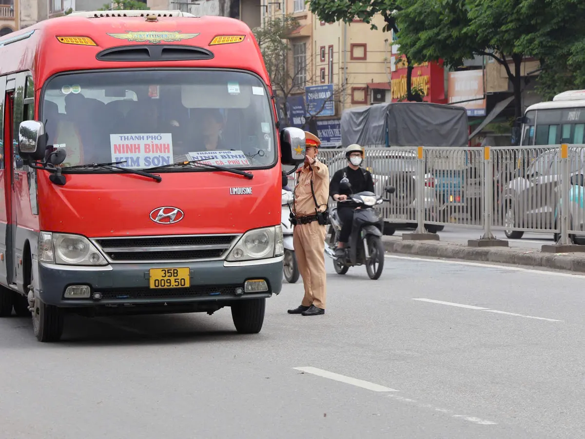 Hà Nội: Tổng kiểm soát phương tiện kinh doanh vận tải, phát hiện, xử lý nhiều vi phạm - Ảnh 2.