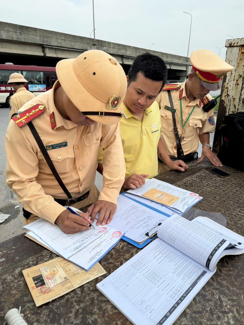 Hà Nội: Tổng kiểm soát phương tiện kinh doanh vận tải, phát hiện, xử lý nhiều vi phạm - Ảnh 4.