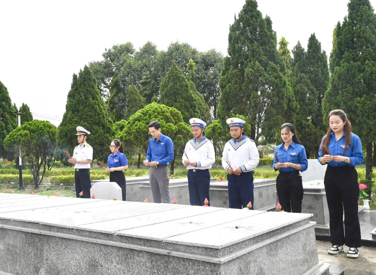 Hải quân nhân dân Việt Nam tổ chức nhiều hoạt động tri ân nhân Ngày Thương binh - Liệt sĩ - Ảnh 11.
