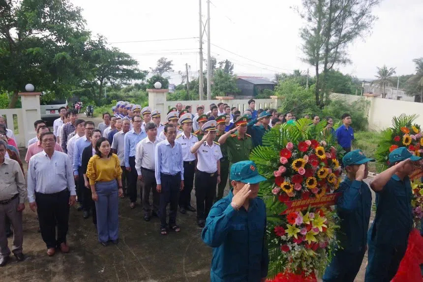 Hải quân nhân dân Việt Nam tổ chức nhiều hoạt động tri ân nhân Ngày Thương binh - Liệt sĩ - Ảnh 8.