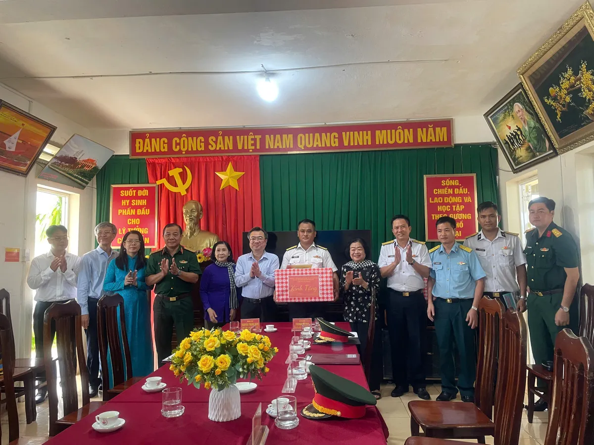 Thành ủy TP Hồ Chí Minh đến thăm, động viên cán bộ, chiến sĩ Vùng 2 Hải quân- Ảnh 1.