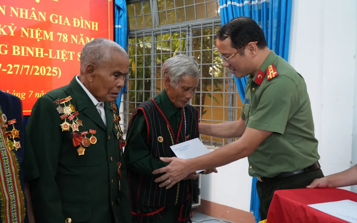Giam đốc trao quà cho A Hiền.