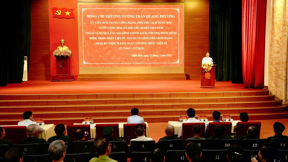 Ph&oacute; Chủ tịch Quốc hội Trần Quang Phương tặng qu&agrave; người c&oacute; c&ocirc;ng tại tỉnh Điện Bi&ecirc;n - Ảnh 1.