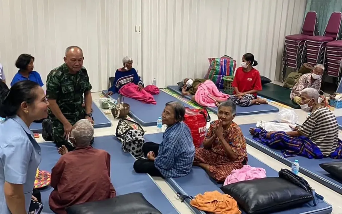 Người dân Thái Lan trong khu sơ tán ở tỉnh Ubon Ratchathani. (Ảnh: Xinhua) Người dân Thái Lan trong khu sơ tán ở tỉnh Ubon Ratchathani. (Ảnh: Xinhua)