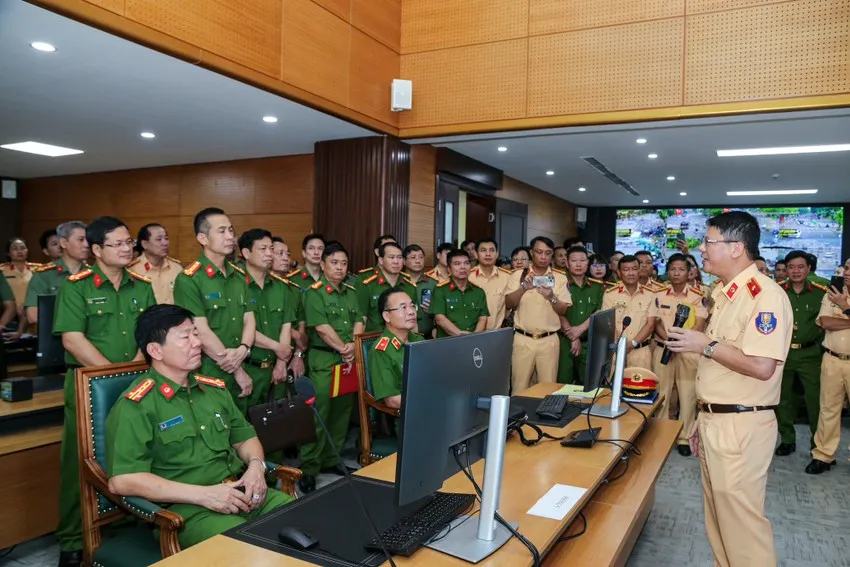Sắp tới, người dân chỉ cần mang căn cước khi tham gia giao thông- Ảnh 1. Sắp tới, người dân chỉ cần mang căn cước khi tham gia giao thông- Ảnh 1.