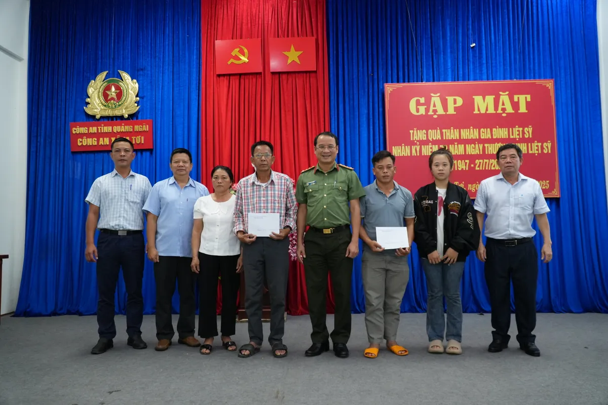 Quảng Ngãi: Thăm, tặng quà gia đình người có công ở các xã biên giới - Ảnh 2.