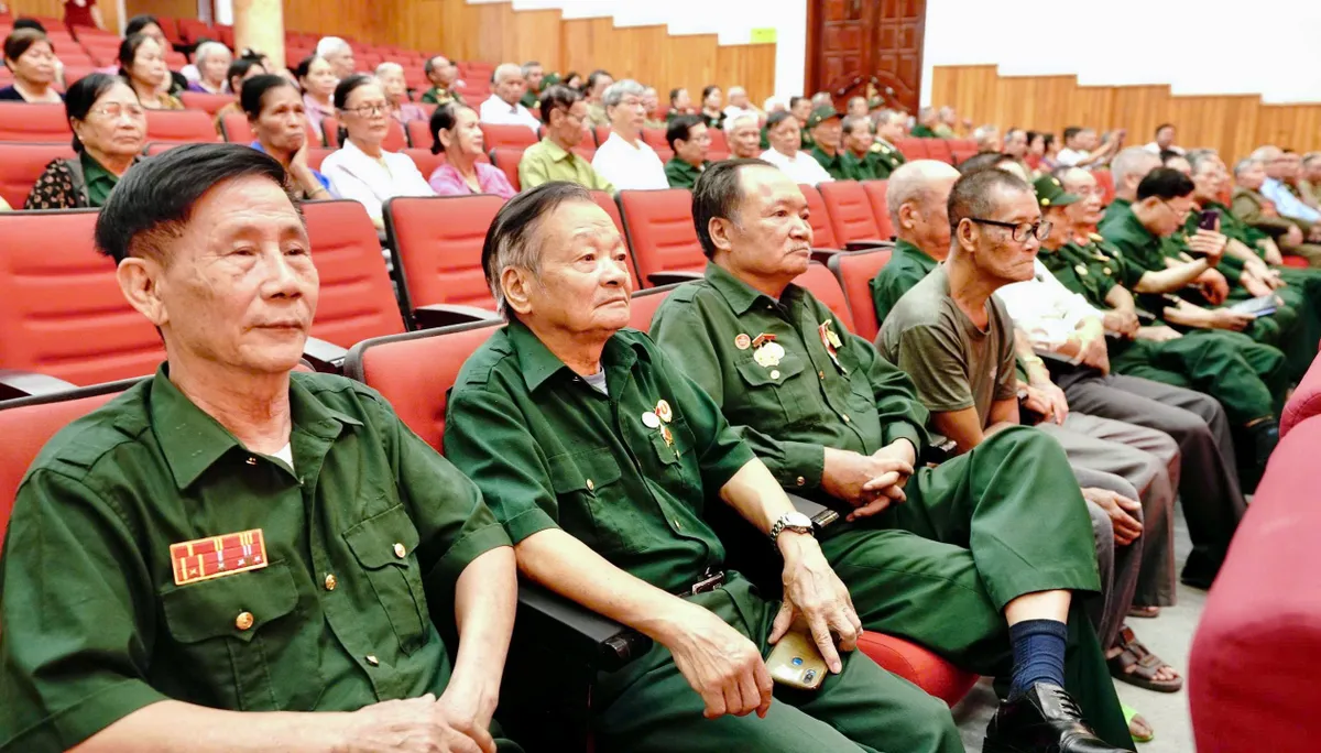 Ph&oacute; Chủ tịch Quốc hội Trần Quang Phương tặng qu&agrave; người c&oacute; c&ocirc;ng tại tỉnh Điện Bi&ecirc;n - Ảnh 3.