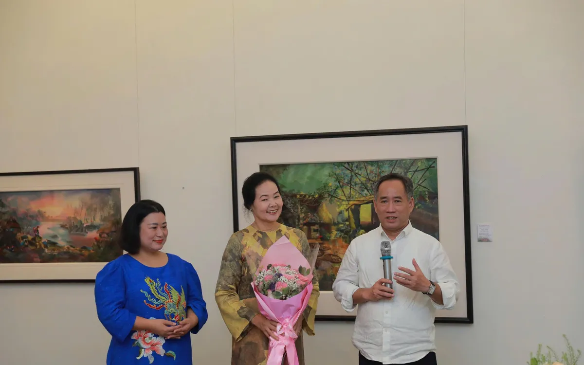 Giám đốc Bảo tàng Mỹ thuật Việt Nam Nguyễn Anh Minh cùng họa sĩ Trần Thanh Thục tại chương trình, ảnh: Thu Hương Giám đốc Bảo tàng Mỹ thuật Việt Nam Nguyễn Anh Minh cùng họa sĩ Trần Thanh Thục tại chương trình, ảnh: Thu Hương