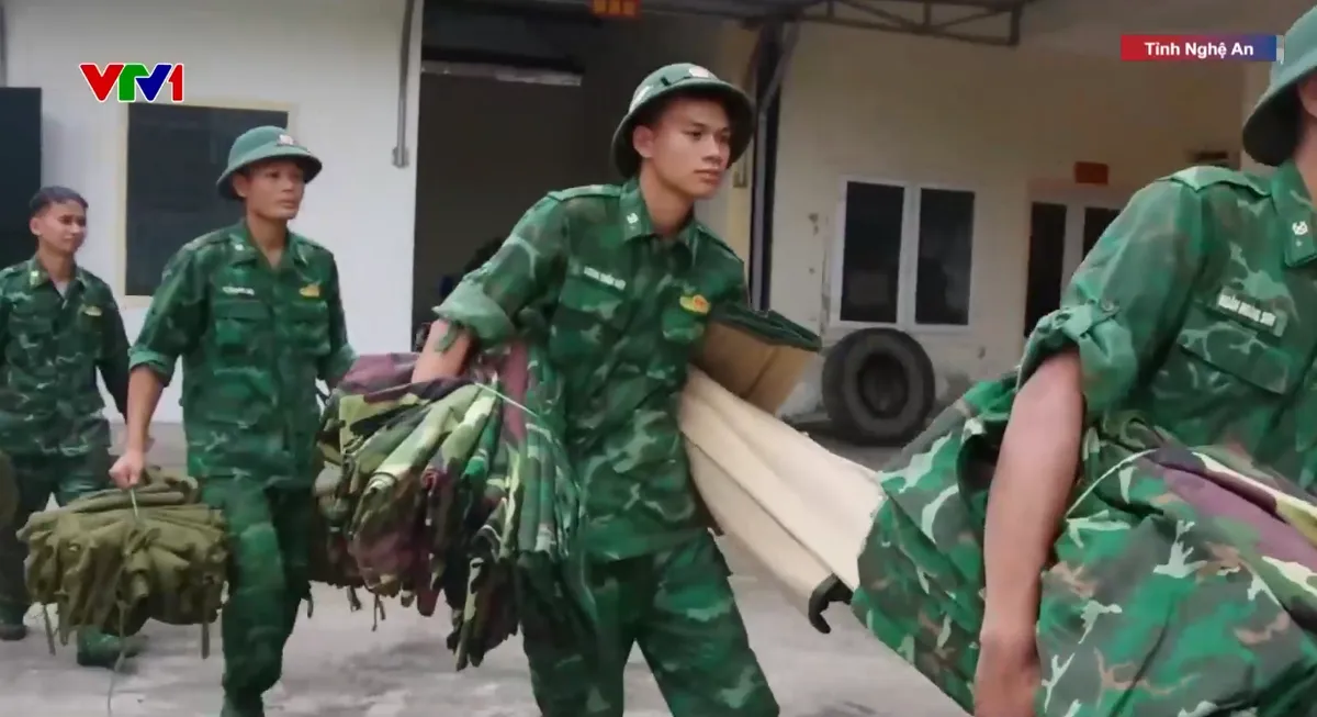 Giọt nước mắt vui mừng của dân bản Phá Mựt (Nghệ An) khi gặp được lực lượng cứu hộ - Ảnh 2.