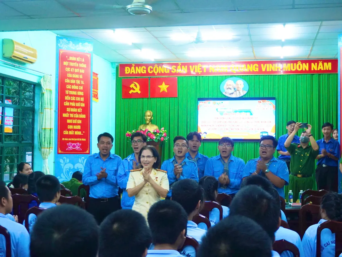 Nữ Anh hùng Lực lượng vũ trang thắp sáng niềm tin cho những người trẻ lầm lỡ- Ảnh 1. Nữ Anh hùng Lực lượng vũ trang thắp sáng niềm tin cho những người trẻ lầm lỡ- Ảnh 1.
