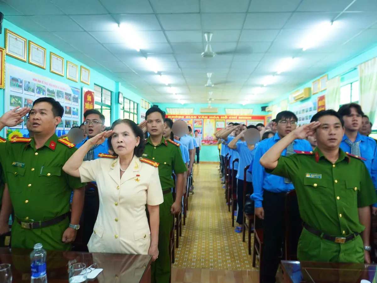 Nữ Anh hùng Lực lượng vũ trang thắp sáng niềm tin cho những người trẻ lầm lỡ- Ảnh 2. Nữ Anh hùng Lực lượng vũ trang thắp sáng niềm tin cho những người trẻ lầm lỡ- Ảnh 2.