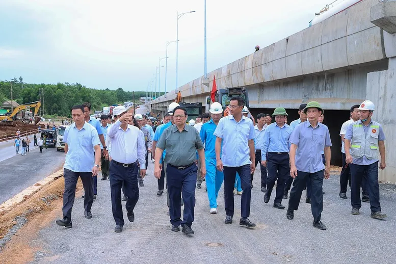 Thủ tướng Phạm Minh Chính kiểm tra 3 dự án trọng điểm tại Quảng Trị- Ảnh 2. Thủ tướng Phạm Minh Chính kiểm tra 3 dự án trọng điểm tại Quảng Trị- Ảnh 2.