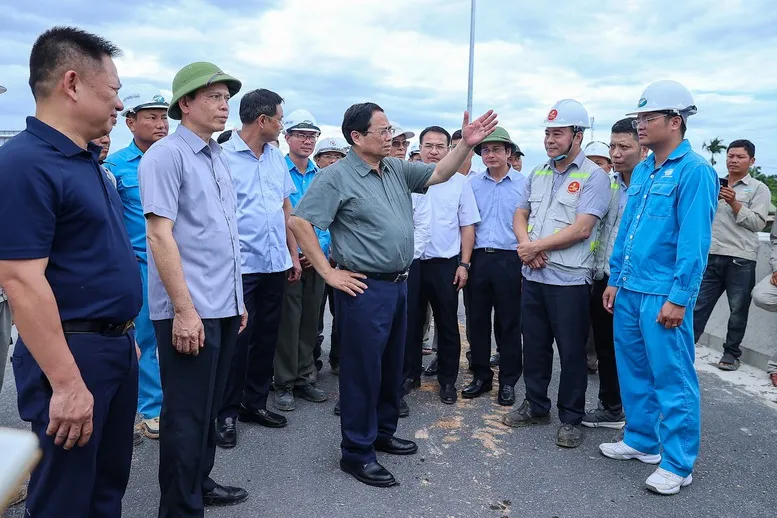 Thủ tướng Phạm Minh Chính kiểm tra 3 dự án trọng điểm tại Quảng Trị- Ảnh 3. Thủ tướng Phạm Minh Chính kiểm tra 3 dự án trọng điểm tại Quảng Trị- Ảnh 3.