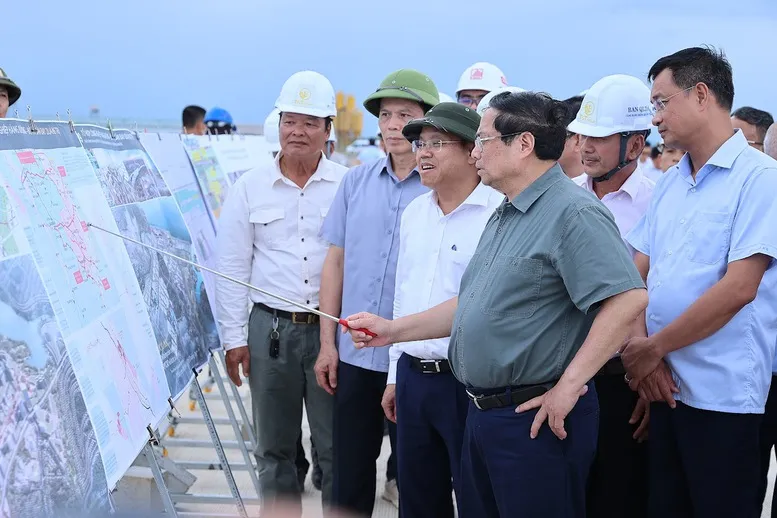 Thủ tướng Phạm Minh Chính kiểm tra 3 dự án trọng điểm tại Quảng Trị- Ảnh 5. Thủ tướng Phạm Minh Chính kiểm tra 3 dự án trọng điểm tại Quảng Trị- Ảnh 5.