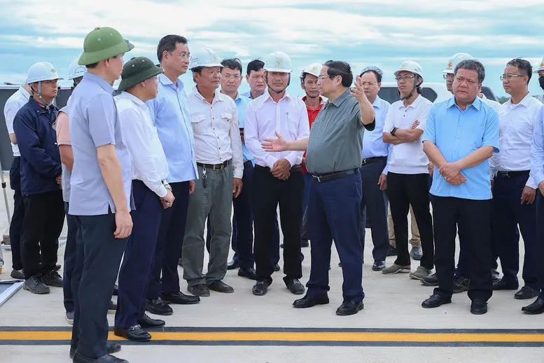 Thủ tướng Phạm Minh Chính kiểm tra 3 dự án trọng điểm tại Quảng Trị- Ảnh 6. Thủ tướng Phạm Minh Chính kiểm tra 3 dự án trọng điểm tại Quảng Trị- Ảnh 6.