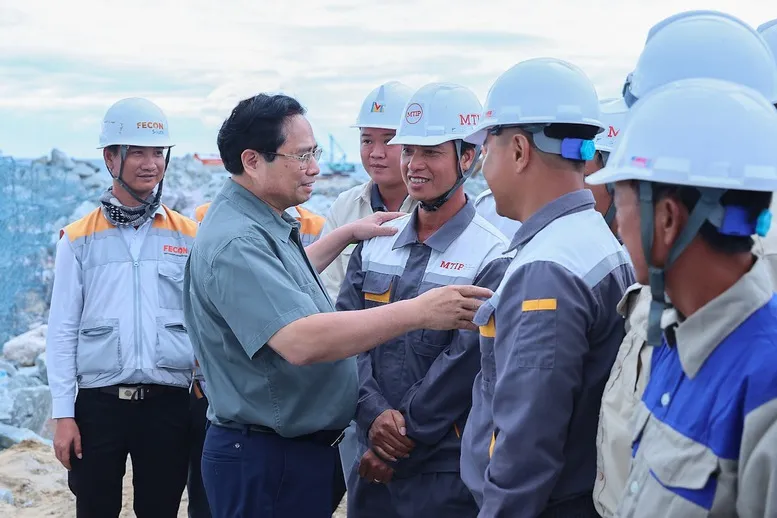 Thủ tướng Phạm Minh Chính kiểm tra 3 dự án trọng điểm tại Quảng Trị- Ảnh 4. Thủ tướng Phạm Minh Chính kiểm tra 3 dự án trọng điểm tại Quảng Trị- Ảnh 4.