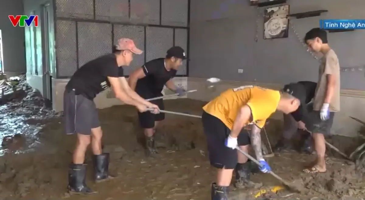 Cả làng, cả bản chung sức khắc phục hậu quả mưa lũ - Ảnh 1.