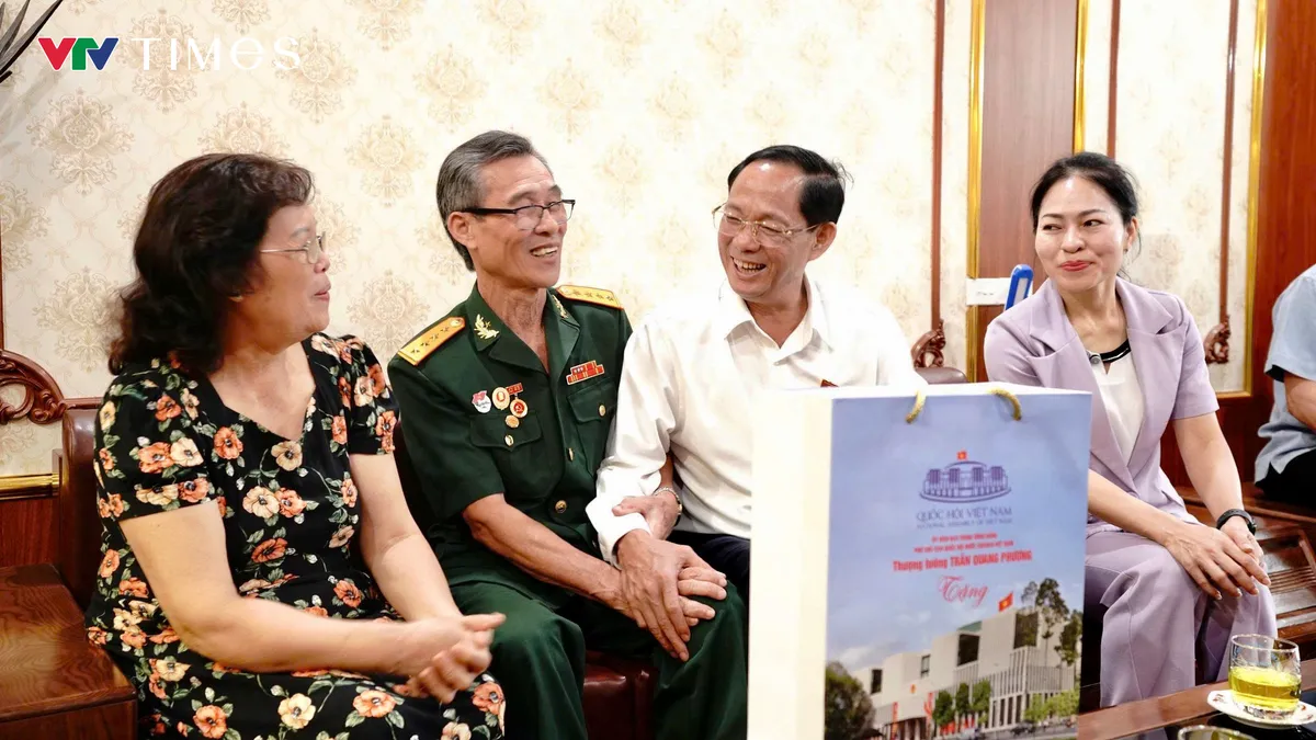 Ph&oacute; Chủ tịch Quốc hội Trần Quang Phương tặng qu&agrave; người c&oacute; c&ocirc;ng tại tỉnh Điện Bi&ecirc;n - Ảnh 12.