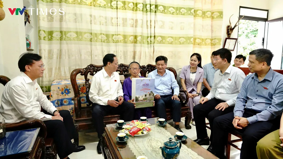 Ph&oacute; Chủ tịch Quốc hội Trần Quang Phương tặng qu&agrave; người c&oacute; c&ocirc;ng tại tỉnh Điện Bi&ecirc;n - Ảnh 14.