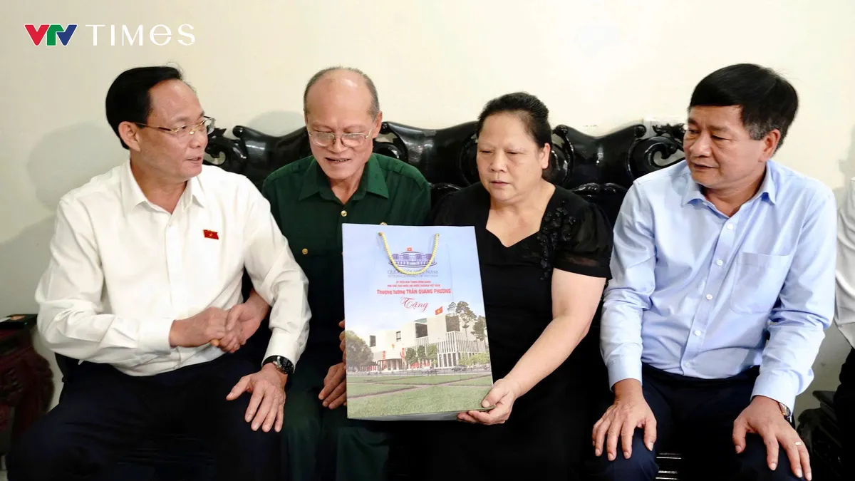 Ph&oacute; Chủ tịch Quốc hội Trần Quang Phương tặng qu&agrave; người c&oacute; c&ocirc;ng tại tỉnh Điện Bi&ecirc;n - Ảnh 13.