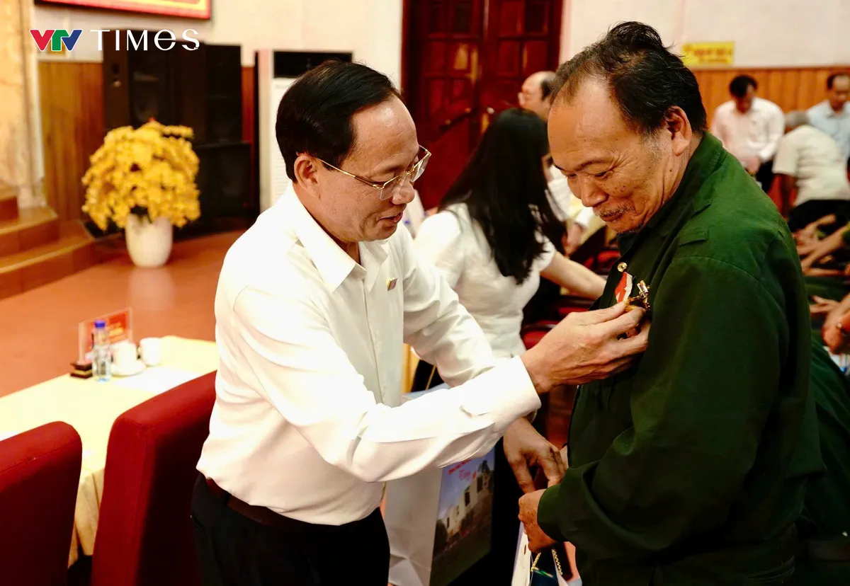 Ph&oacute; Chủ tịch Quốc hội Trần Quang Phương tặng qu&agrave; người c&oacute; c&ocirc;ng tại tỉnh Điện Bi&ecirc;n - Ảnh 6.