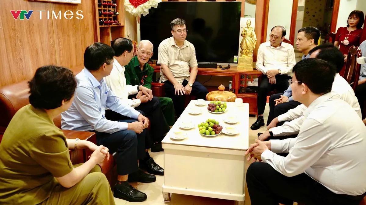 Ph&oacute; Chủ tịch Quốc hội Trần Quang Phương tặng qu&agrave; người c&oacute; c&ocirc;ng tại tỉnh Điện Bi&ecirc;n - Ảnh 8.