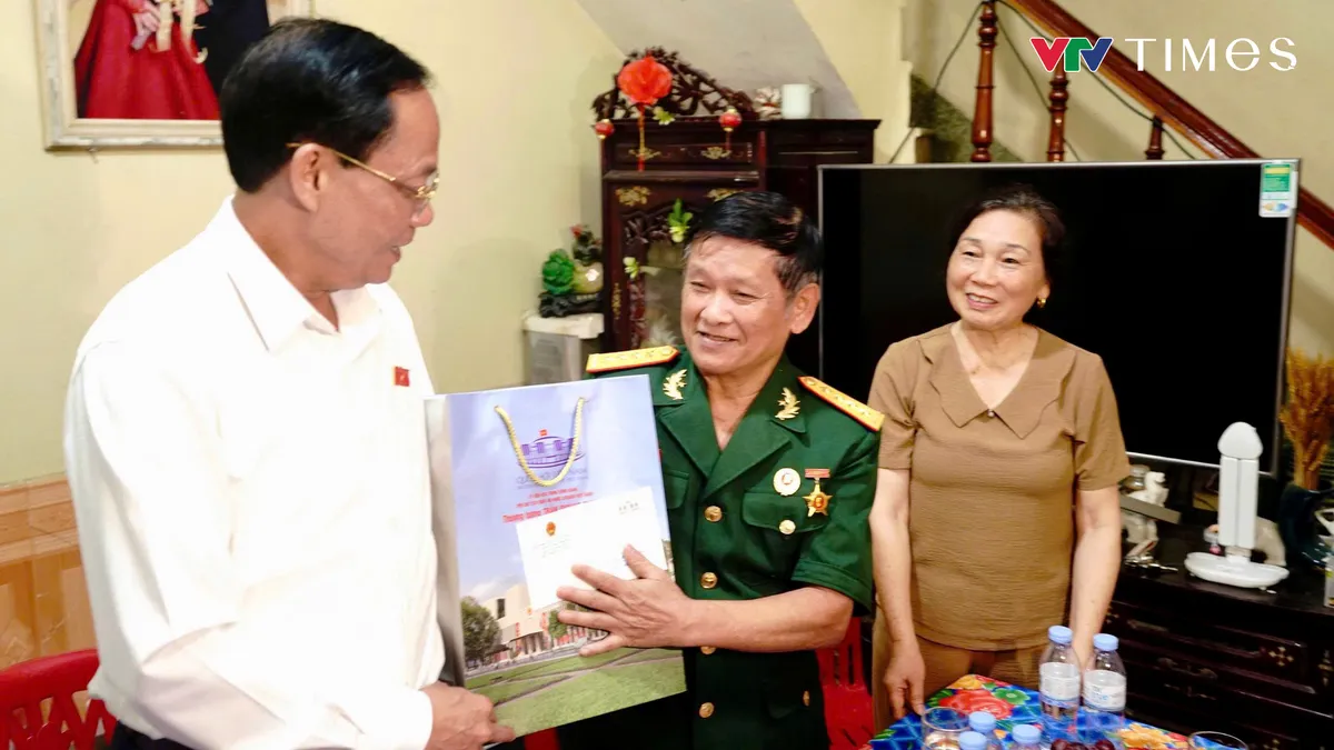 Ph&oacute; Chủ tịch Quốc hội Trần Quang Phương tặng qu&agrave; người c&oacute; c&ocirc;ng tại tỉnh Điện Bi&ecirc;n - Ảnh 11.