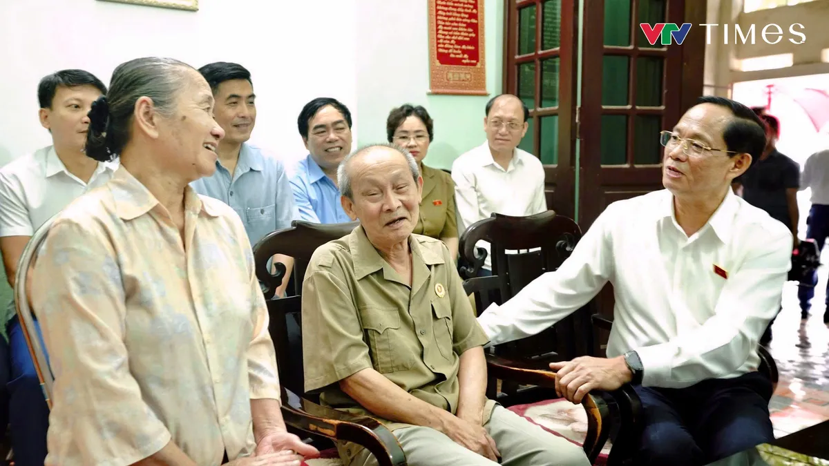 Ph&oacute; Chủ tịch Quốc hội Trần Quang Phương tặng qu&agrave; người c&oacute; c&ocirc;ng tại tỉnh Điện Bi&ecirc;n - Ảnh 10.